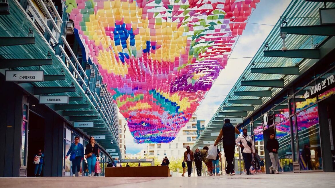Ciel de rue Canopée chromatique Ombre et art Canopée textile Lyon 2024 Installation artistique monumentale Ombre canicule Voile d'ombrage Ciel d'ombrage
