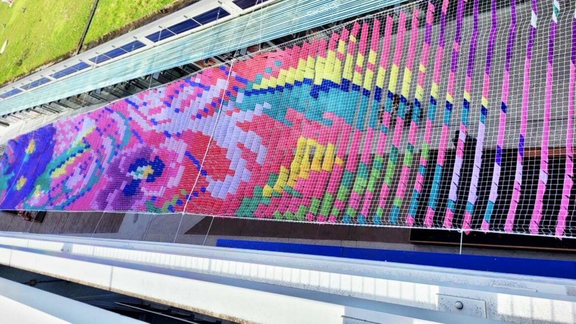 Ciel de rue Canopée chromatique Ombre et art Canopée textile Lyon 2024 Installation artistique monumentale Ombre canicule Voile d'ombrage Ciel d'ombrage