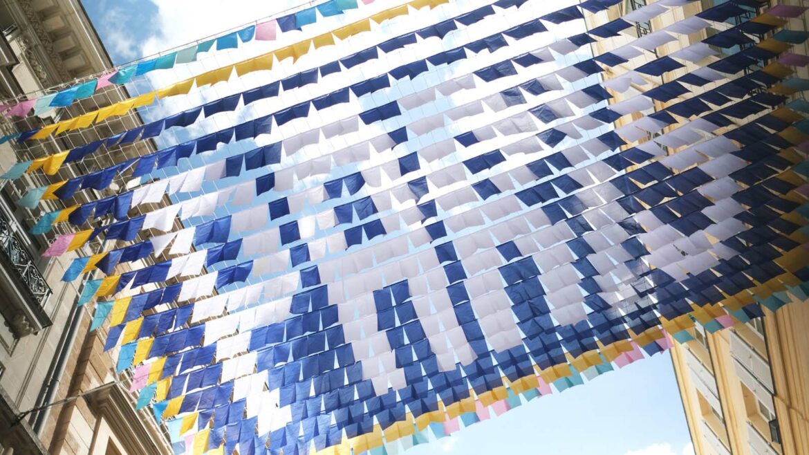 Ciel de rue Canopée chromatique Ombre et art Canopée textile Paris 2024 Installation artistique monumentale Ombre canicule Voile d'ombrage Ciel d'ombrage