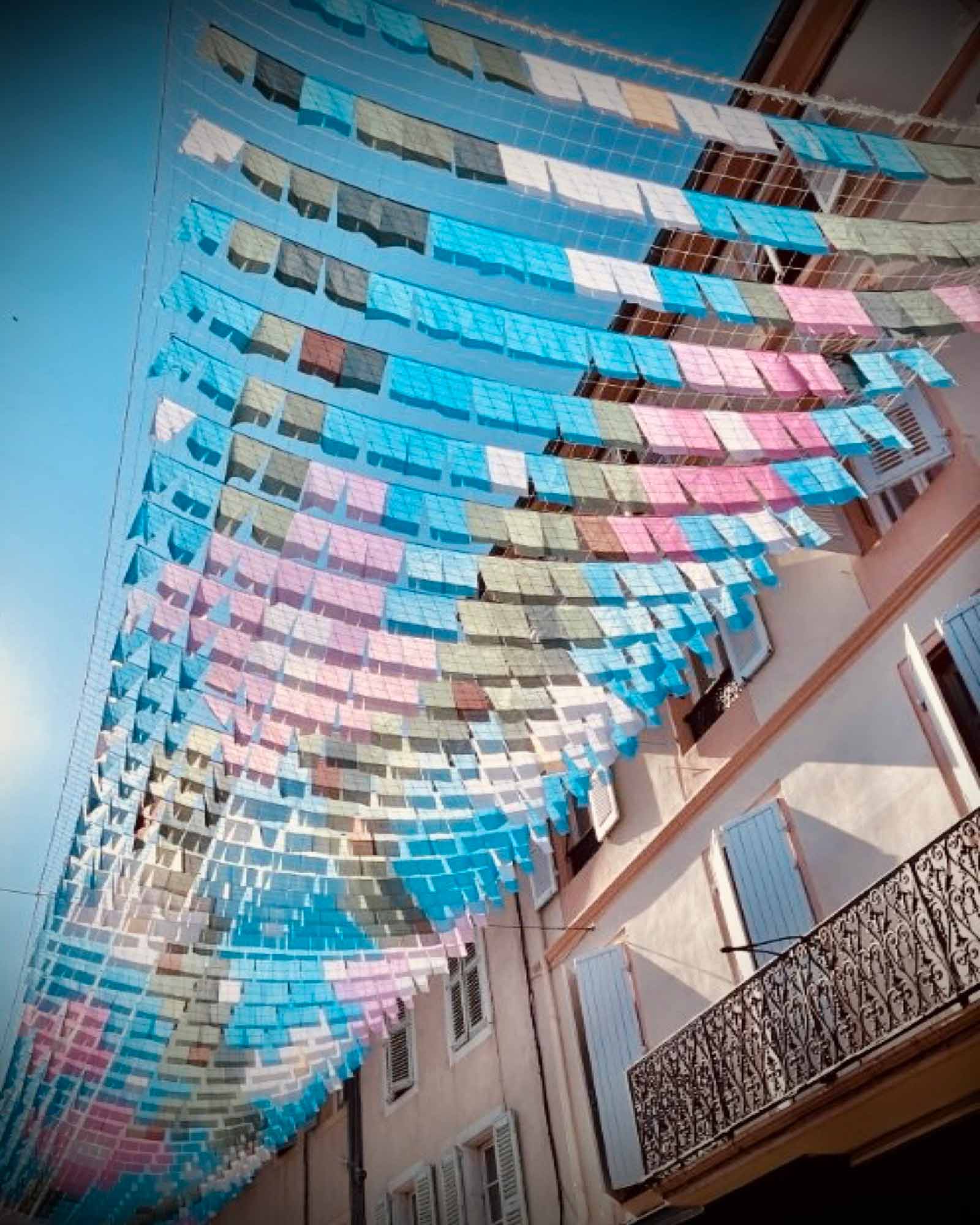 Ciel de rue hommage aux amandiers de Van Gogh, Chassagnac Atelier, Montélimar 2025