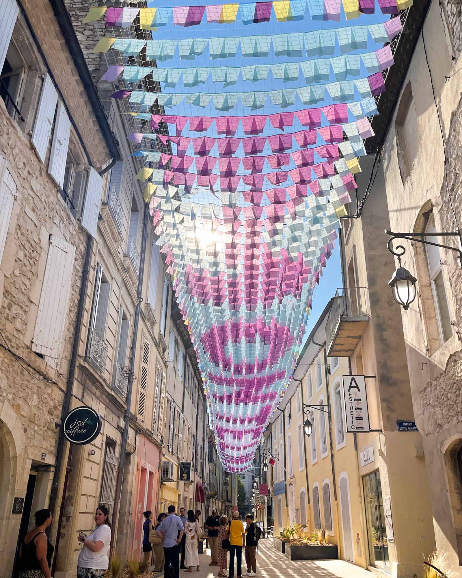 Ciel de rue en pixel art du nom de Montélimar, installation Chassagnac Atelier
