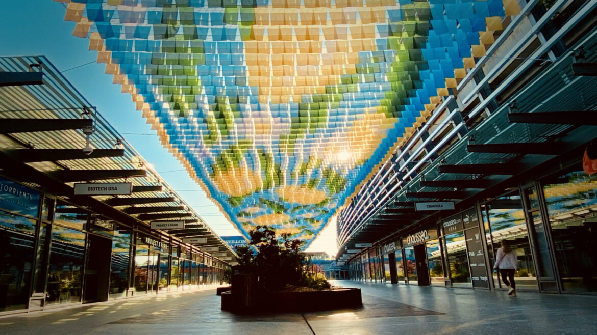 Ciel de rue Canopée chromatique Ombre et art Canopée textile Lyon 2025 Installation artistique monumentale Ombre canicule Voile d'ombrage Ciel d'ombrage