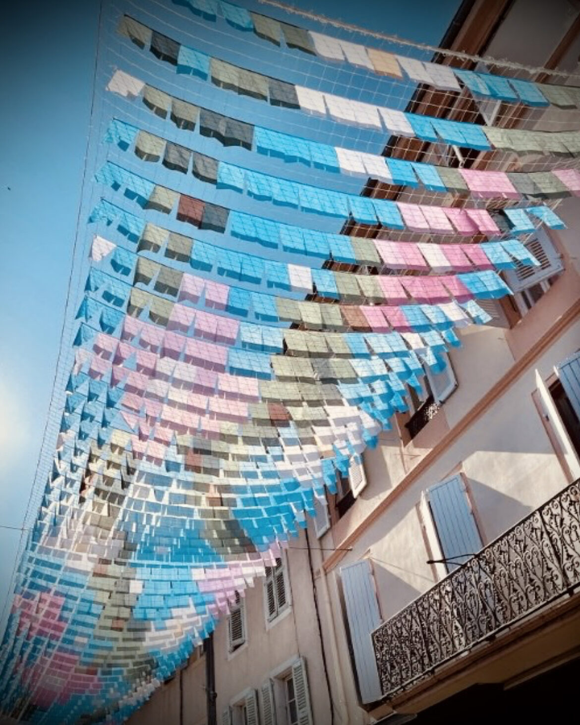 Ciel de rue Canopée chromatique Ombre et art Canopée textile Montélimar 2025 Installation artistique monumentale Ombre canicule Voile d'ombrage Ciel d'ombrage