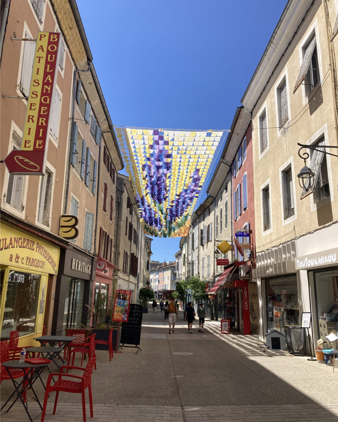 Ciel de rue Canopée chromatique Ombre et art Canopée textile Montélimar 2025 Installation artistique monumentale Ombre canicule Voile d'ombrage Ciel d'ombrage