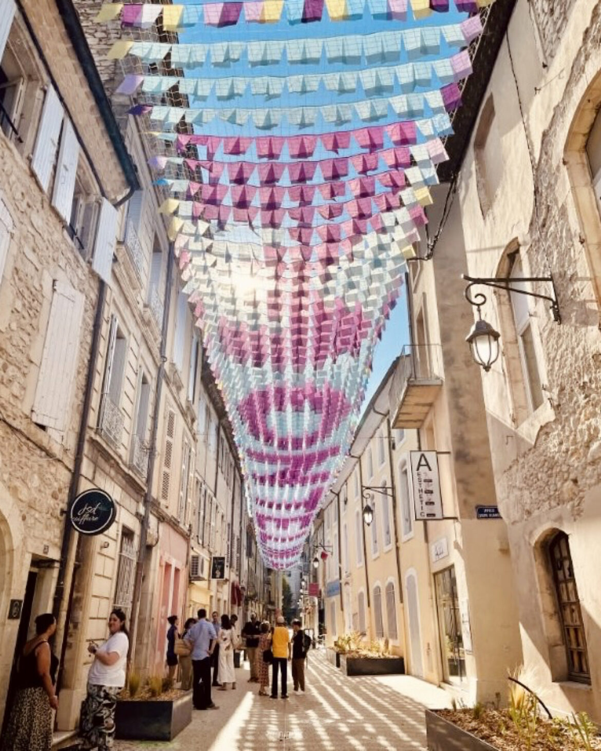 Ciel de rue Canopée chromatique Ombre et art Canopée textile Montélimar 2025 Installation artistique monumentale Ombre canicule Voile d'ombrage Ciel d'ombrage