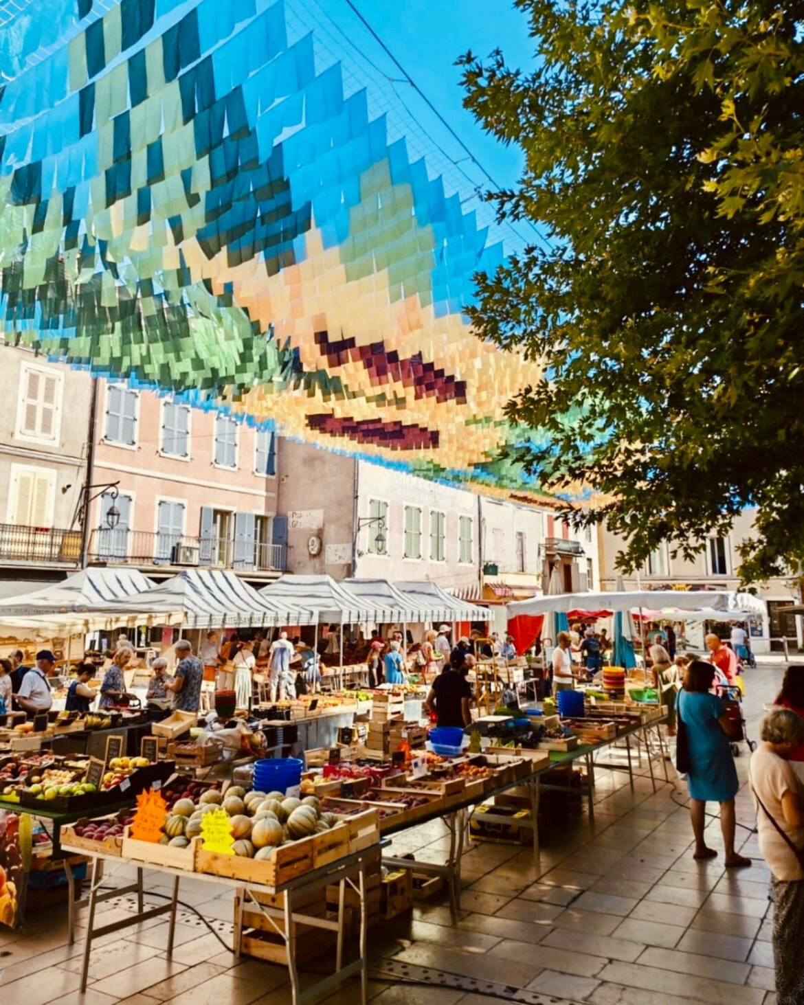 Ciel de rue Canopée chromatique Ombre et art Canopée textile Montélimar 2026 Installation artistique monumentale Ombre canicule Voile d'ombrage Ciel d'ombrage