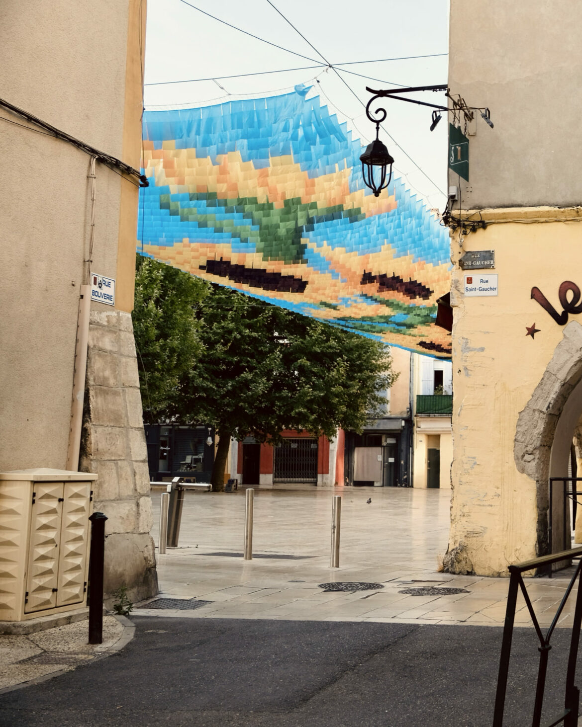 Ciel de rue Canopée chromatique Ombre et art Canopée textile Montélimar 2026 Installation artistique monumentale Ombre canicule Voile d'ombrage Ciel d'ombrage