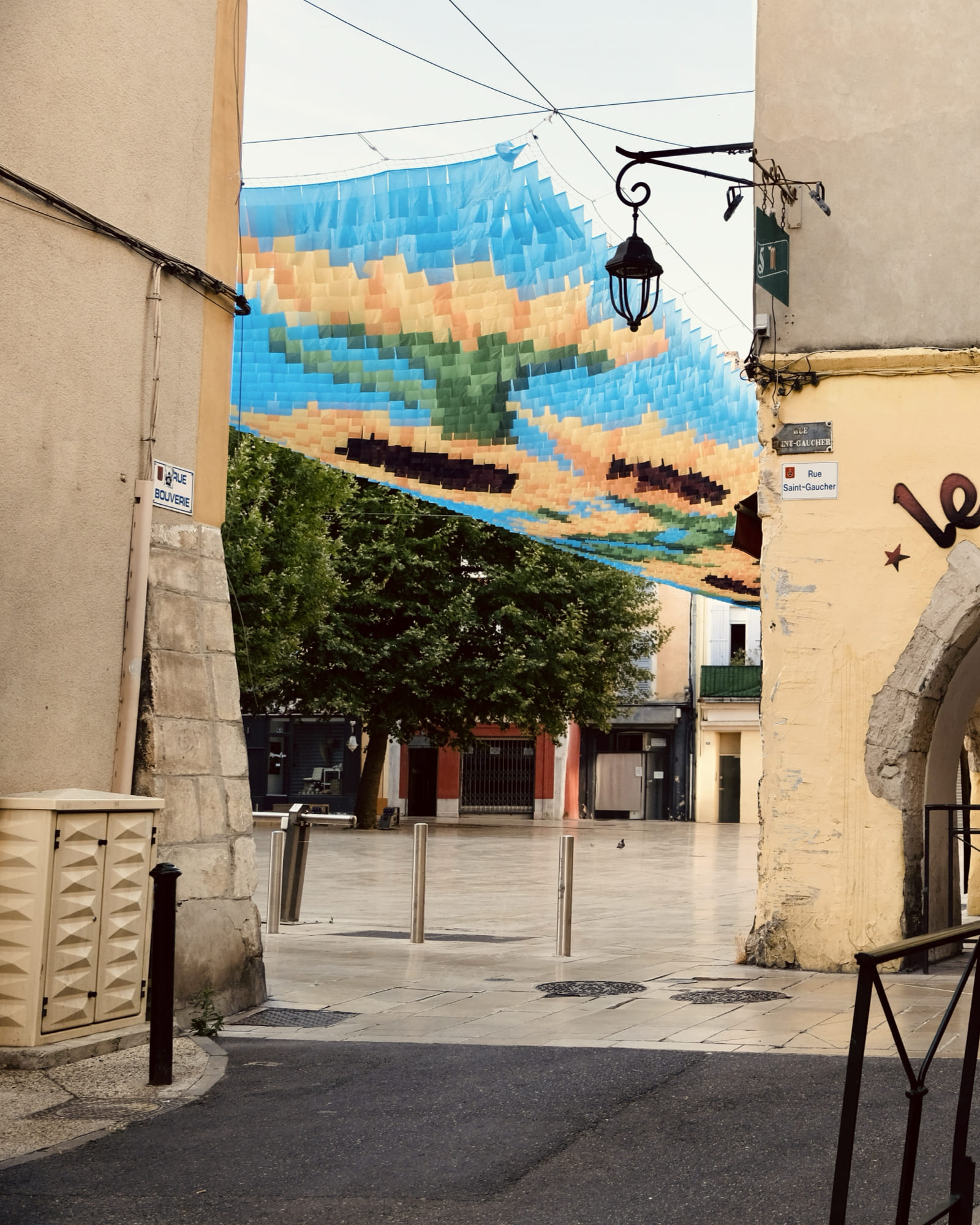 Ciel de rue Canopée chromatique Ombre et art Canopée textile Montélimar 2026 Installation artistique monumentale Ombre canicule Voile d'ombrage Ciel d'ombrage