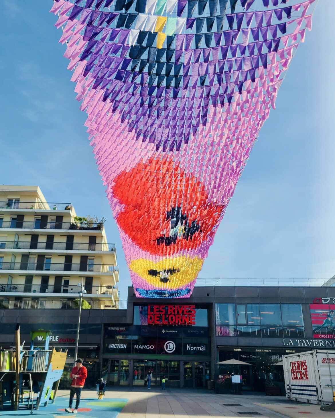 Ciel de rue Canopée chromatique Ombre et art Canopée textile Caen 2026 Installation artistique monumentale Ombre canicule Voile d'ombrage Ciel d'ombrage