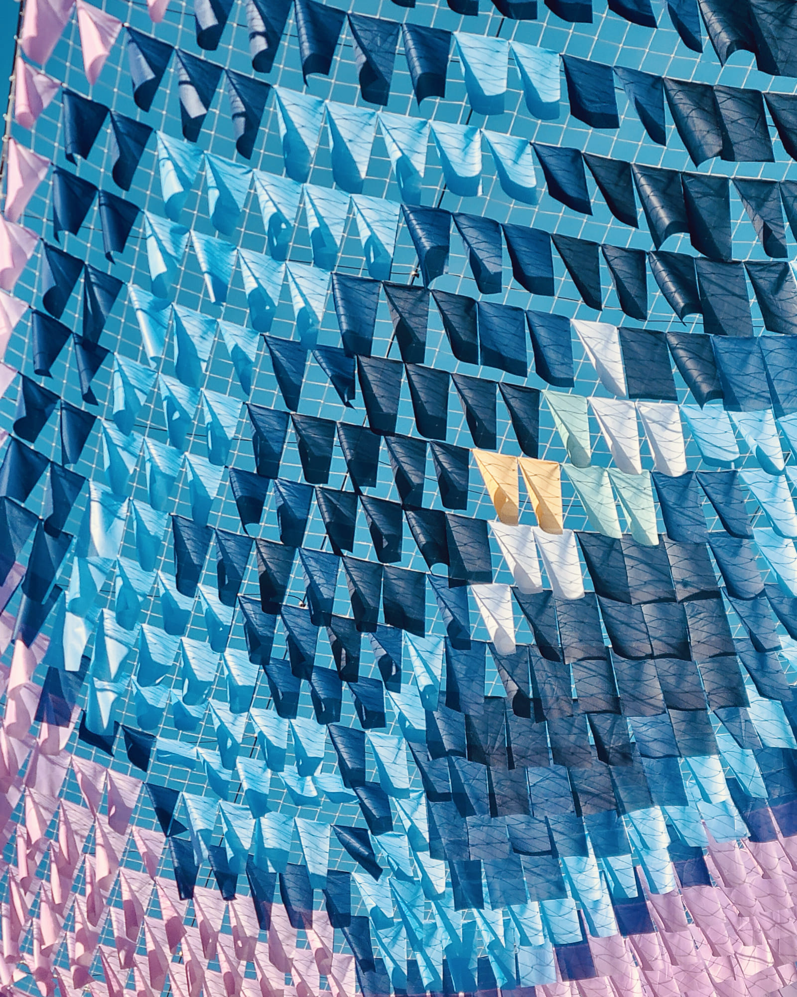 Ciel de rue Canopée chromatique Ombre et art Canopée textile Caen 2026 Installation artistique monumentale Ombre canicule Voile d'ombrage Ciel d'ombrage