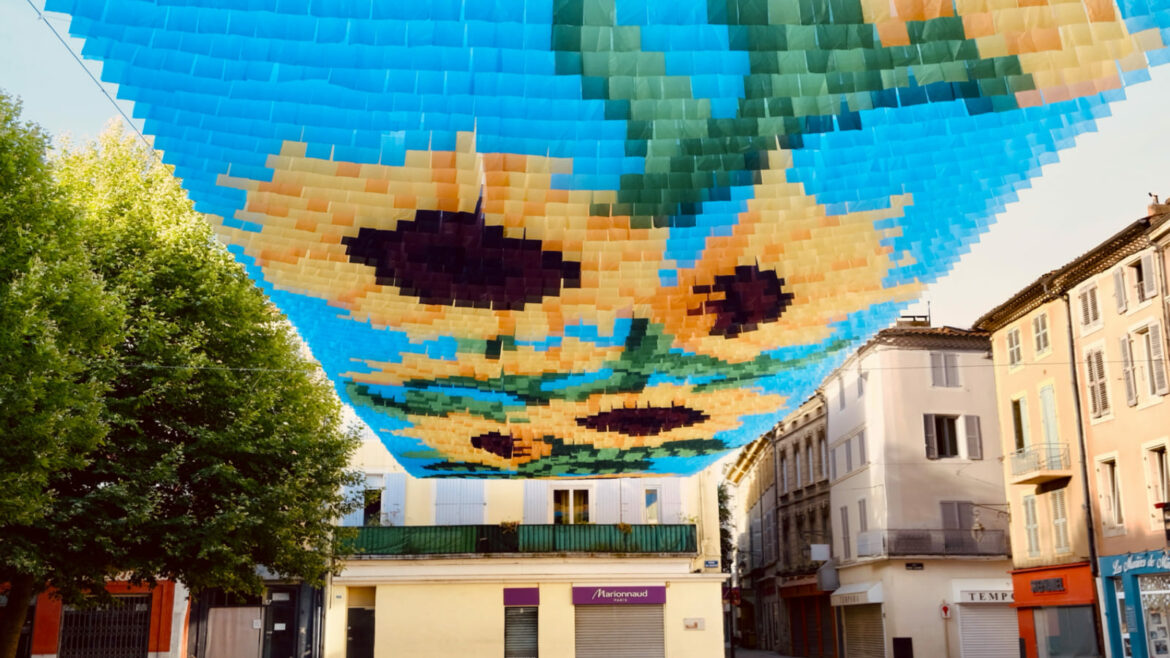 Ciel de rue Canopée chromatique Ombre et art Canopée textile Montélimar 2026 Installation artistique monumentale Ombre canicule Voile d'ombrage Ciel d'ombrage