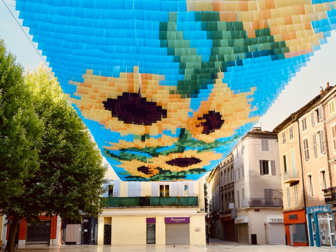 Ciel de rue Canopée chromatique Ombre et art Canopée textile Montélimar 2026 Installation artistique monumentale Ombre canicule Voile d'ombrage Ciel d'ombrage