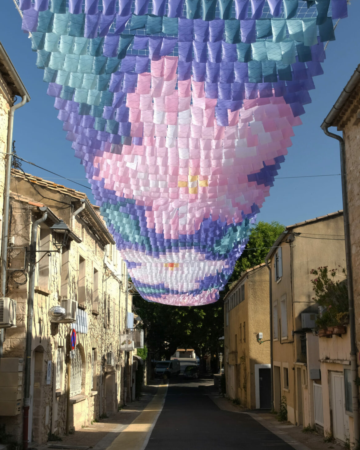 Ciel de rue. Voile d'ombrage. Ciel artistique d'ombre.