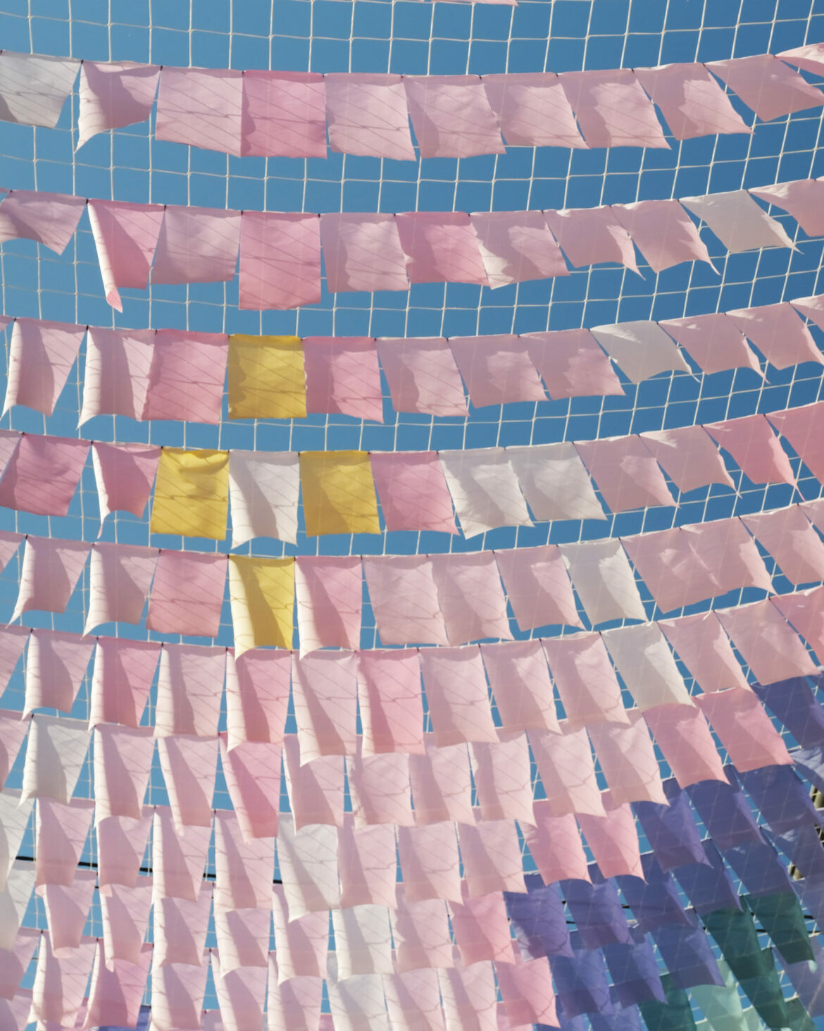 Ciel de rue. Voile d'ombrage. Ciel artistique d'ombre.