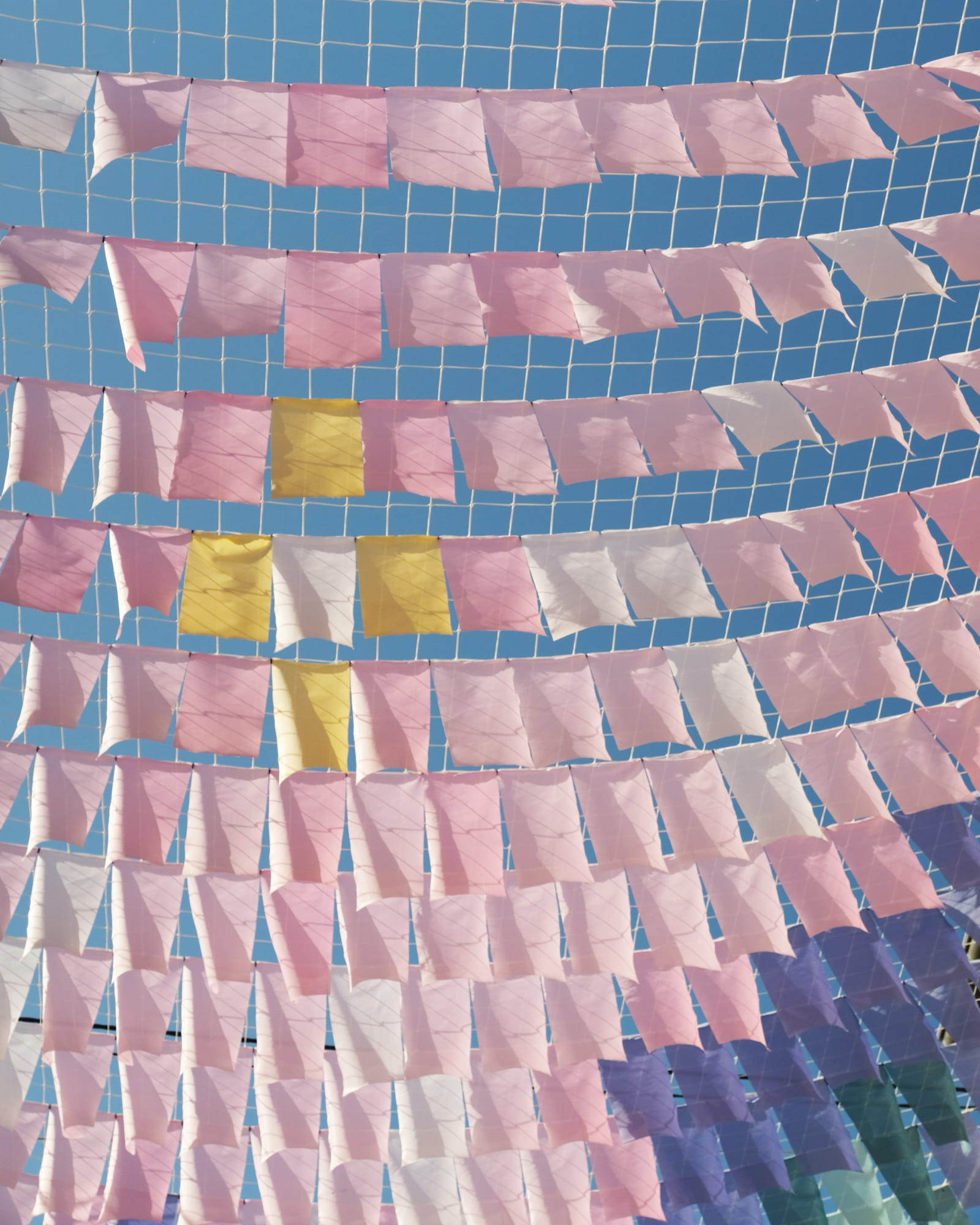Ciel de rue. Voile d'ombrage. Ciel artistique d'ombre.