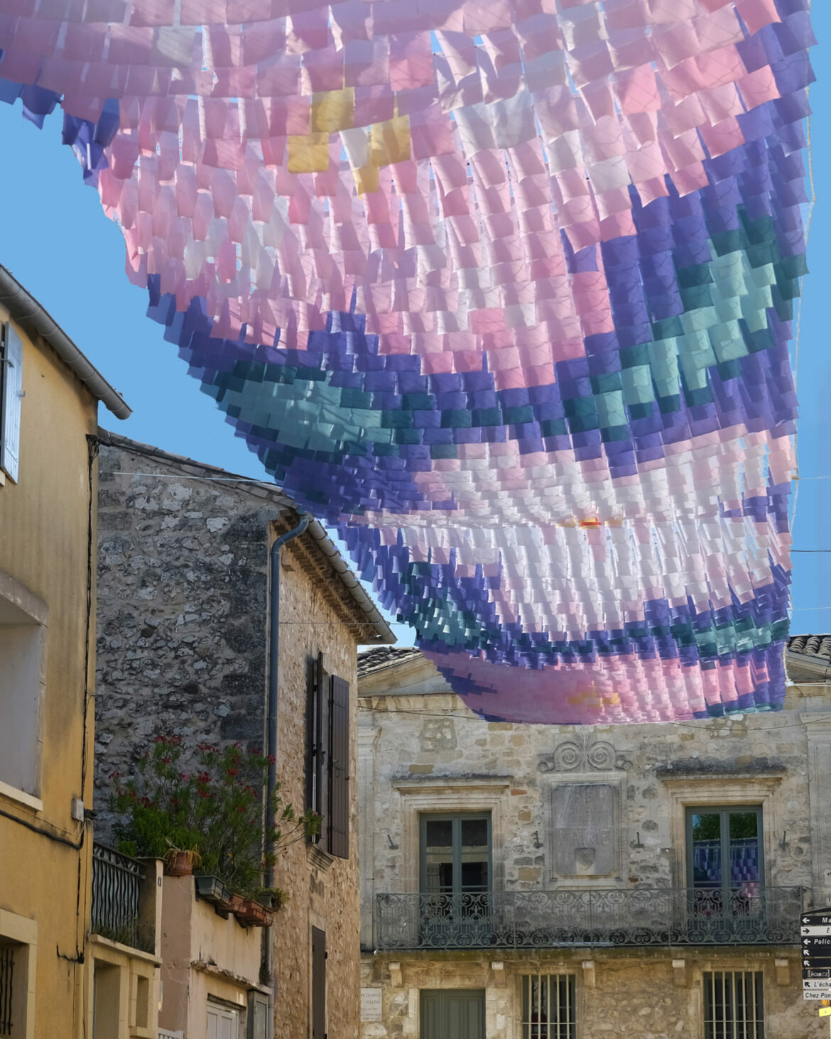 Ciel de rue. Voile d'ombrage. Ciel artistique d'ombre.