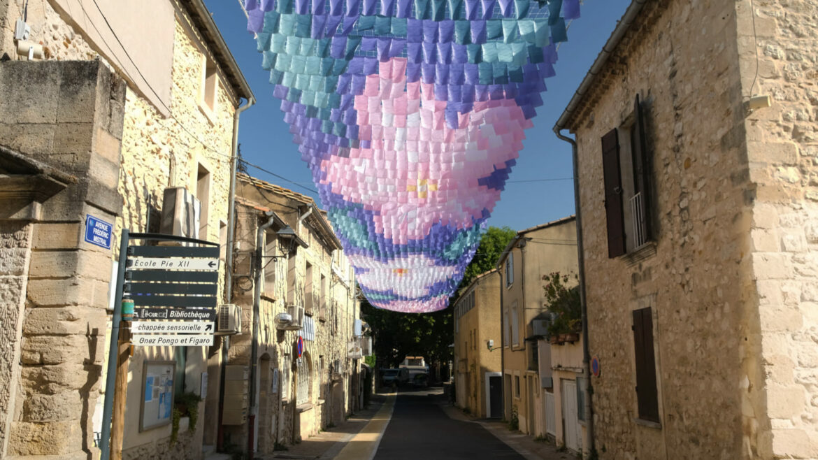 Ciel de rue Canopée chromatique Ombre et art Canopée textile Rochefort-du-Gard 2026 Installation artistique monumentale Ombre canicule Voile d'ombrage Ciel d'ombrage