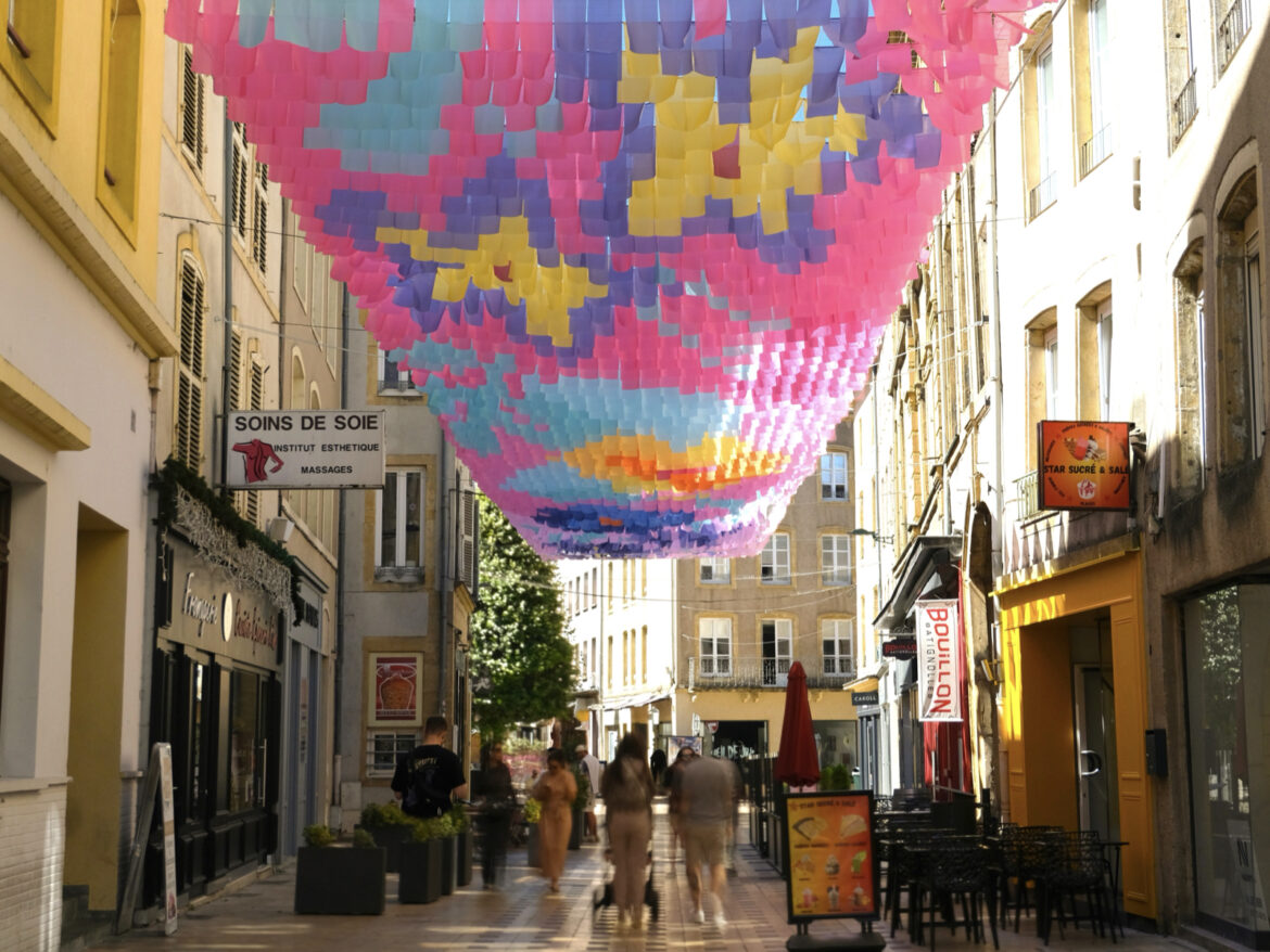 Ciel-de-rue Canopée chromatique Ombre et art Canopée textile Thionville 2026 Installation artistique monumentale Ombre canicule Voile d'ombrage Ciel d'ombrage