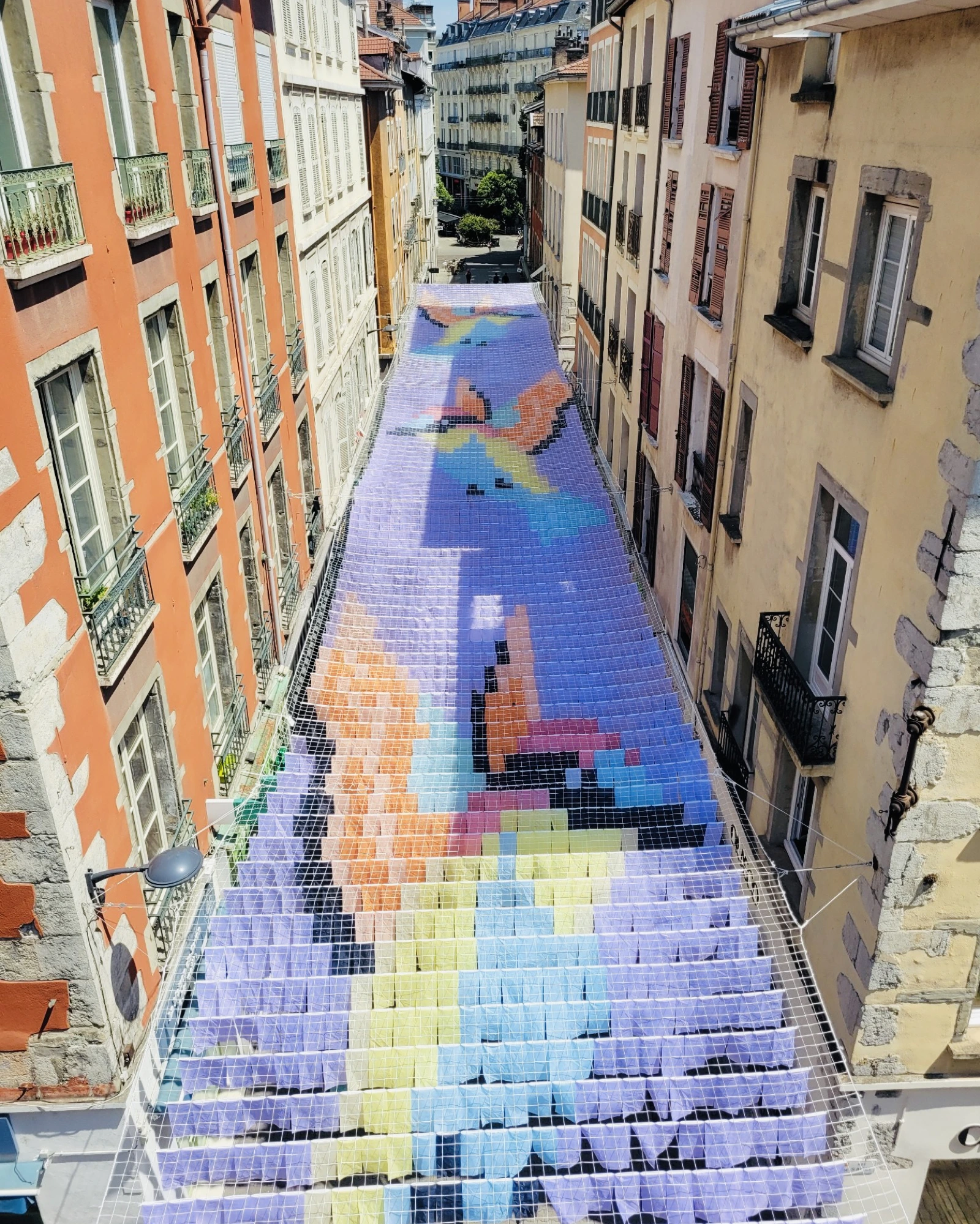 Grenoble 2026. Chassagnac Atelier. Ciel-de-rue. Ciel en drapeaux. Canopée chromatique. Ombre et art. Canopée textile. Installation artistique monumentale. Ombre canicule. Voile d'ombrage. Ciel d'ombrage.