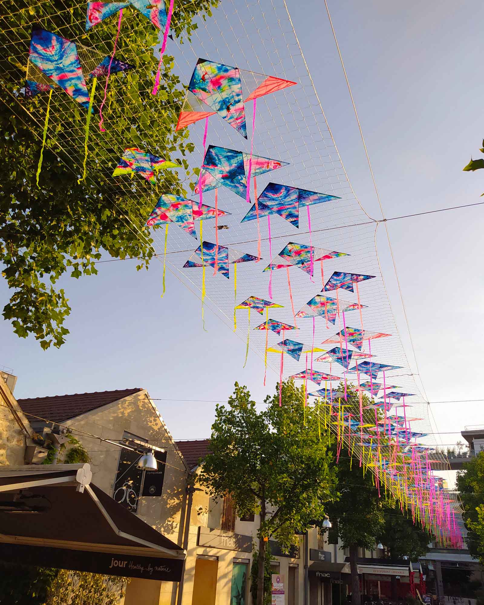 Vue d'ensemble du ciel de rue en cerfs-volants, Bercy Village, orchestrée par Chassagnac Atelier