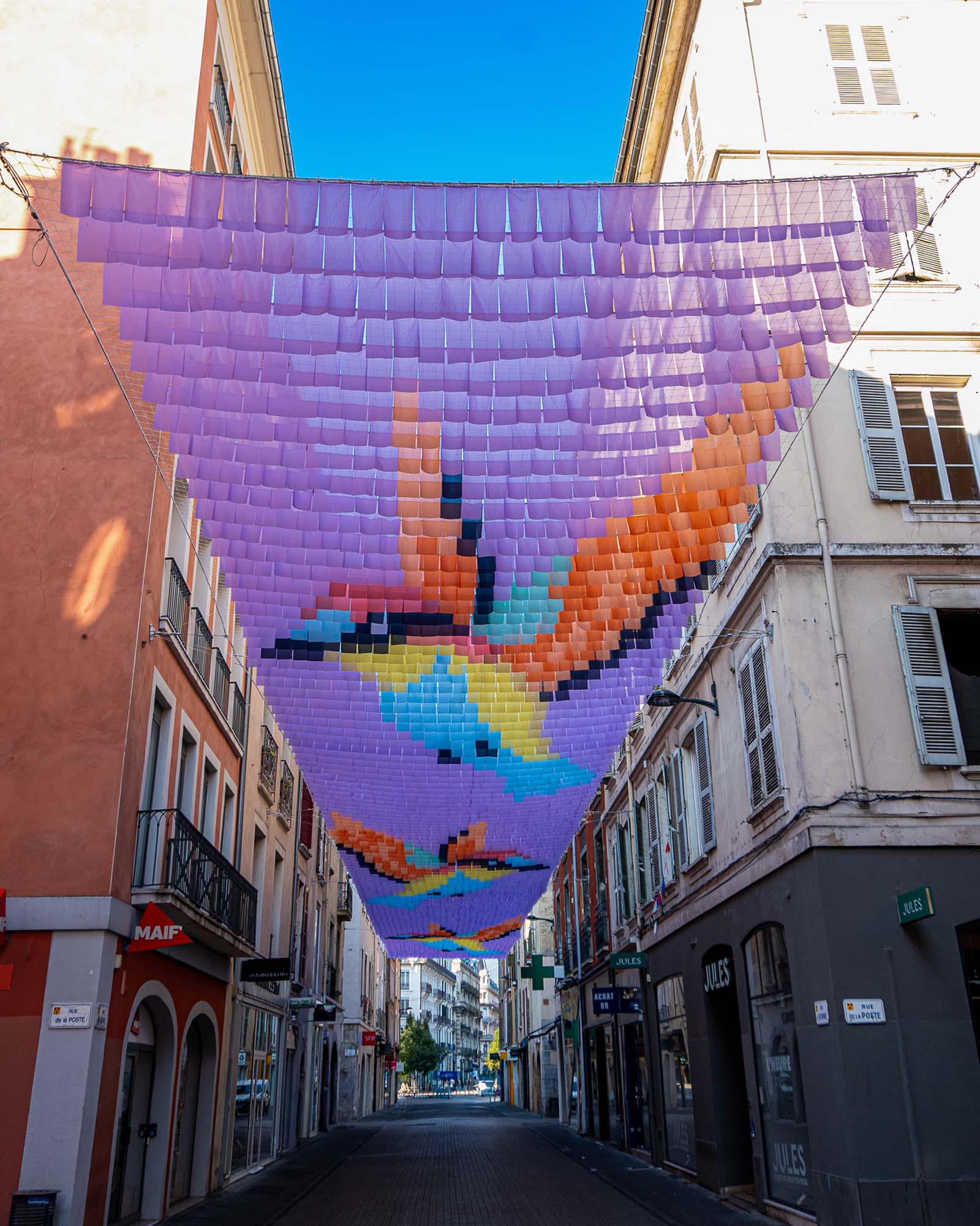 Ciel de rue "Les guêpiers d'Europe" en voile d'ombrage par Chassagnac Atelier, rue de Bonne à Grenoble