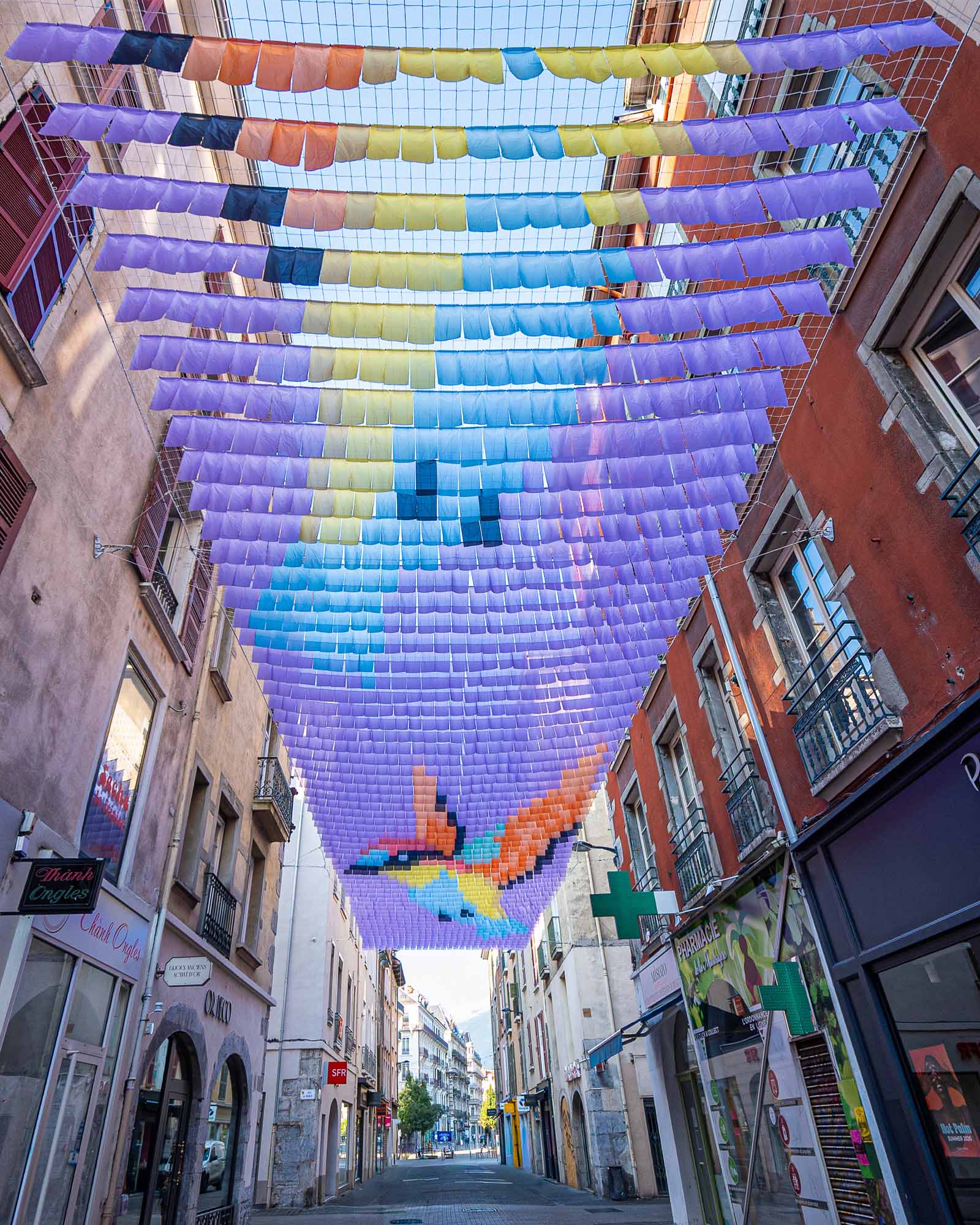 Vue rapprochée du ciel de rue "Les guêpiers d'Europe" par Chassagnac Atelier, Grenoble 2026