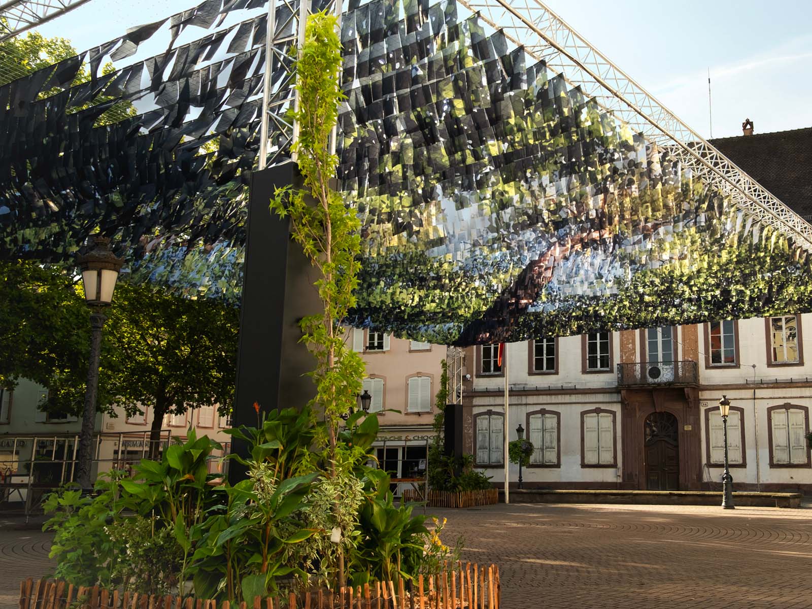 Ciel de rue "À l’ombre d’un sous bois" par Chassagnac Atelier, place de la République à Haguenau