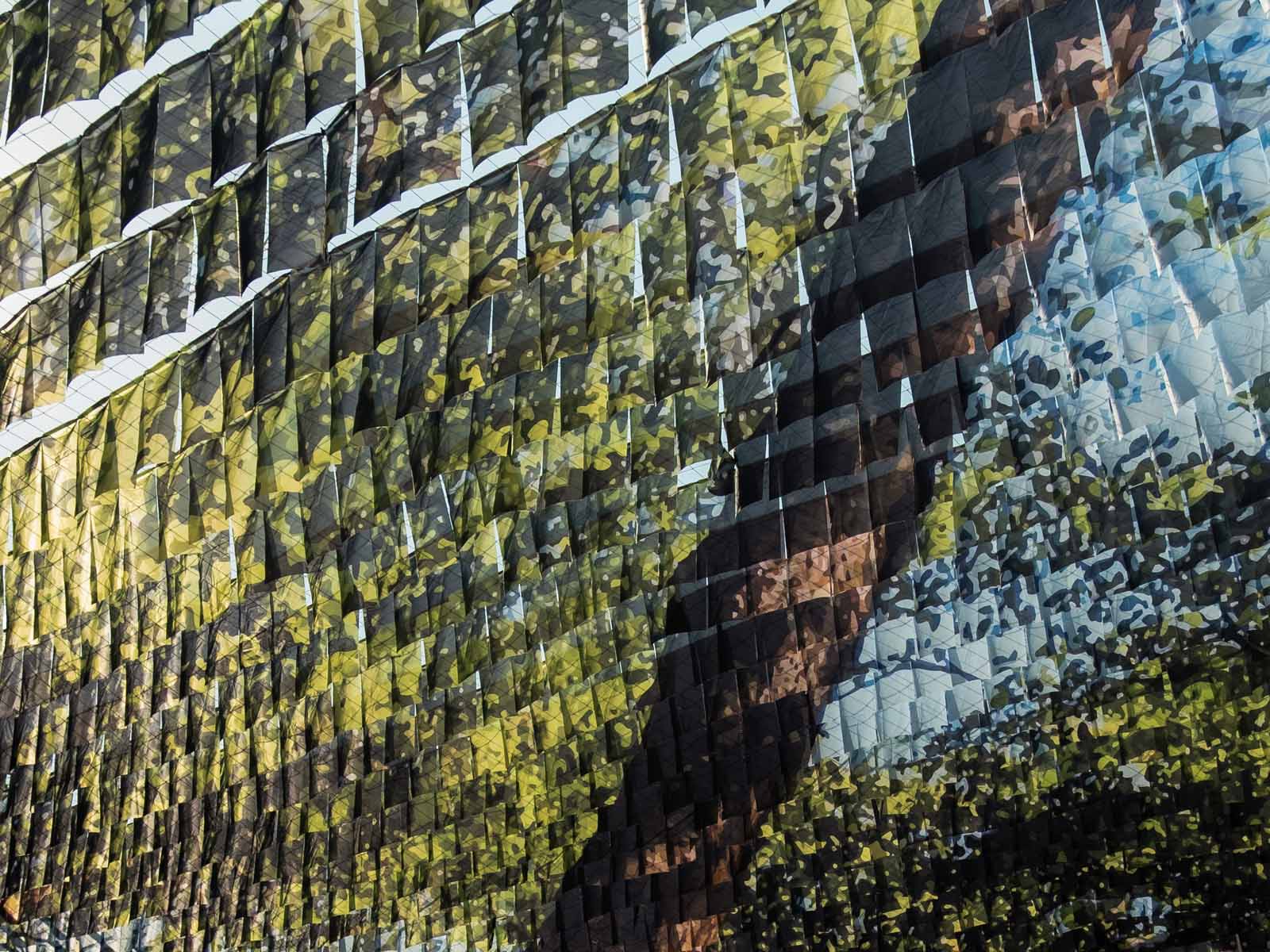 Détail de la reproduction de la forêt en voile d'ombrage, installation Chassagnac Atelier à Haguenau