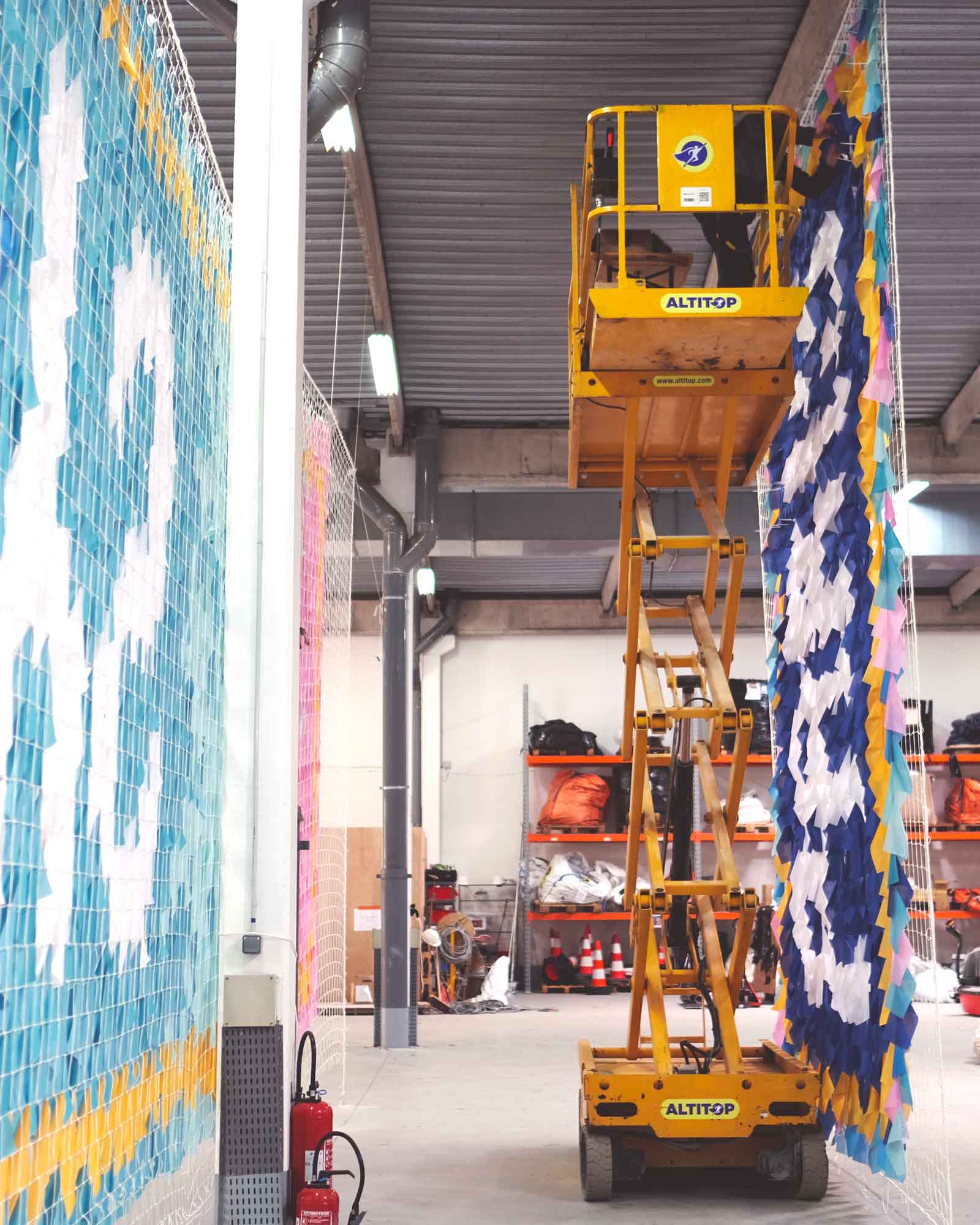Détail de la fabrication des 4000 drapeaux du ciel de rue olympique, Passage du Havre, Paris 2024