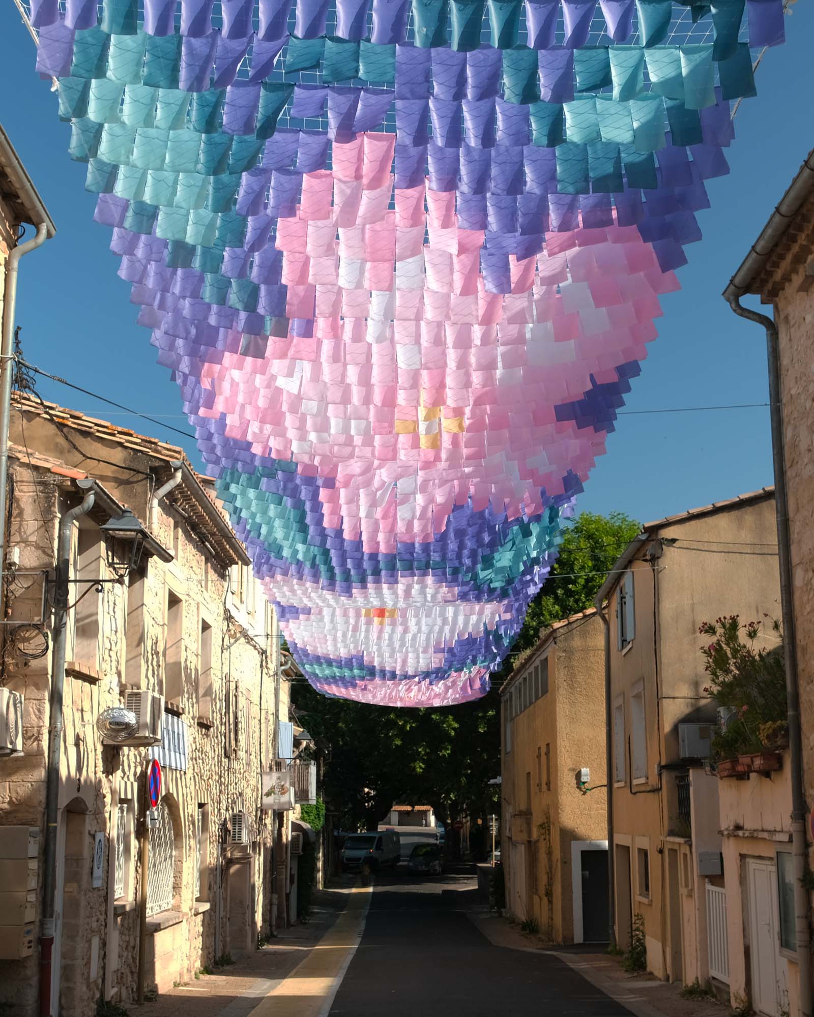 Ciel de rue "fleurs d'amandiers" par Chassagnac Atelier, avenue Frédéric Mistral à Rochefort-du-Gard