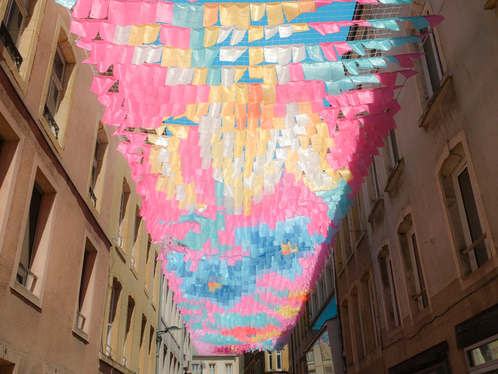 Ciel de rue "Candy Ciel" par Chassagnac Atelier, rue des Deux Places, centre-ville de Thionville