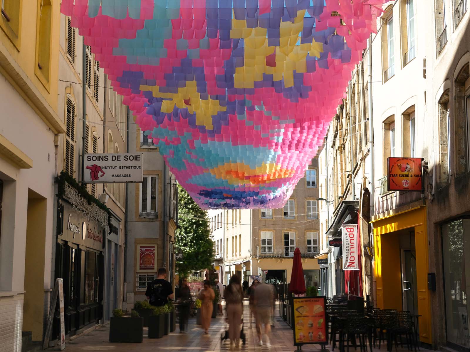 Ciel de rue "Candy Ciel" par Chassagnac Atelier, rue du Mersch, centre-ville de Thionville