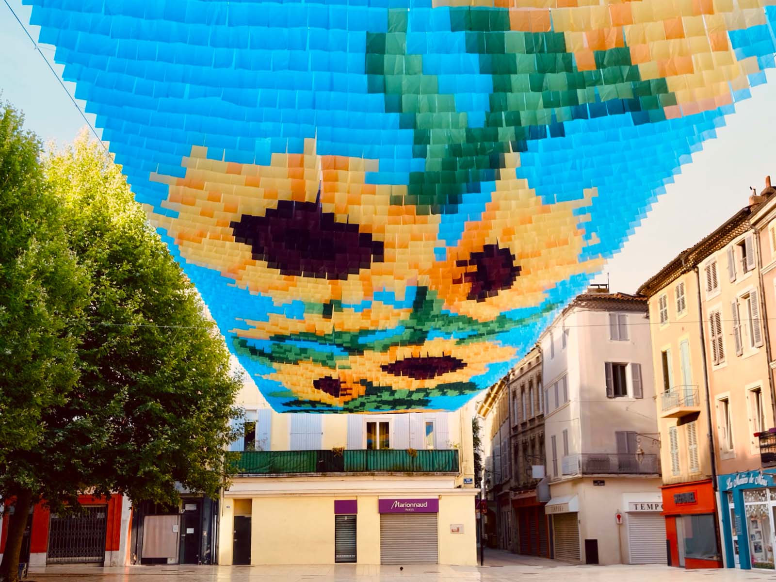 Ciel de rue "Ciel de Tournesols" par Chassagnac Atelier, place du marché de Montélimar
