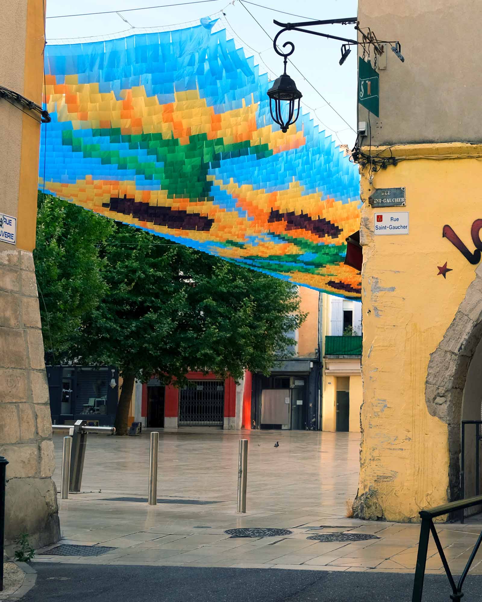 Vue rapprochée du voile d'ombrage chromatique "Ciel de Tournesols" à Montélimar